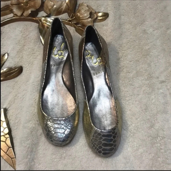 BCBG Paris Metallic Round Toe Flats Size 6.5 - Picture 2 of 8